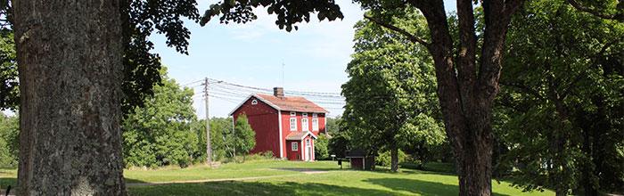 Seilin saaren Fyyri-niminen punainen rakennus on entinen hospitaalin taloudenhoitajan ja päällysmiehen virkatalo.