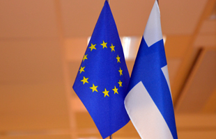 EU-lippu ja Suomen lippu.