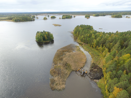 Under sommaren 2021 utfördes muddringar i sjön Evijärvi. Bild: Österbottens vatten och miljö rf.