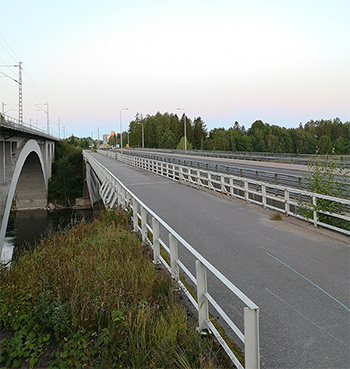 Kuvassa näkyy kevyen liikenteen silta. 