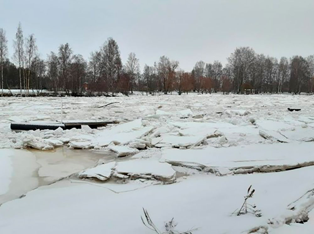 Jääpatoumaa ja irronnut laituri jäiden joukossa Porin keskustassa.