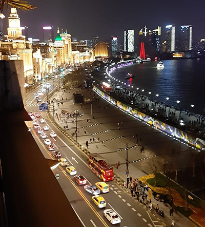 Shanghai Bund yöllä.