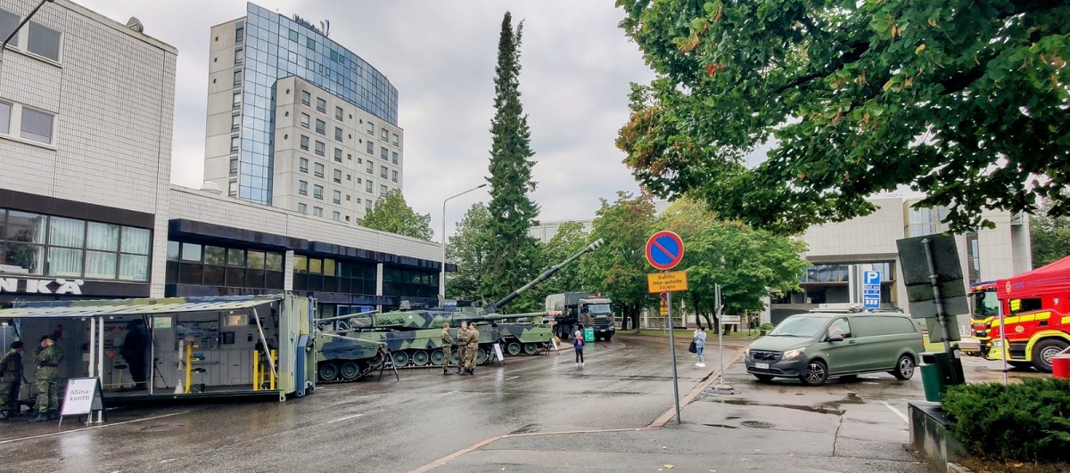 Puolustusvoimien ja Pelastuslaitoksen kalustoa esillä kadulla. 