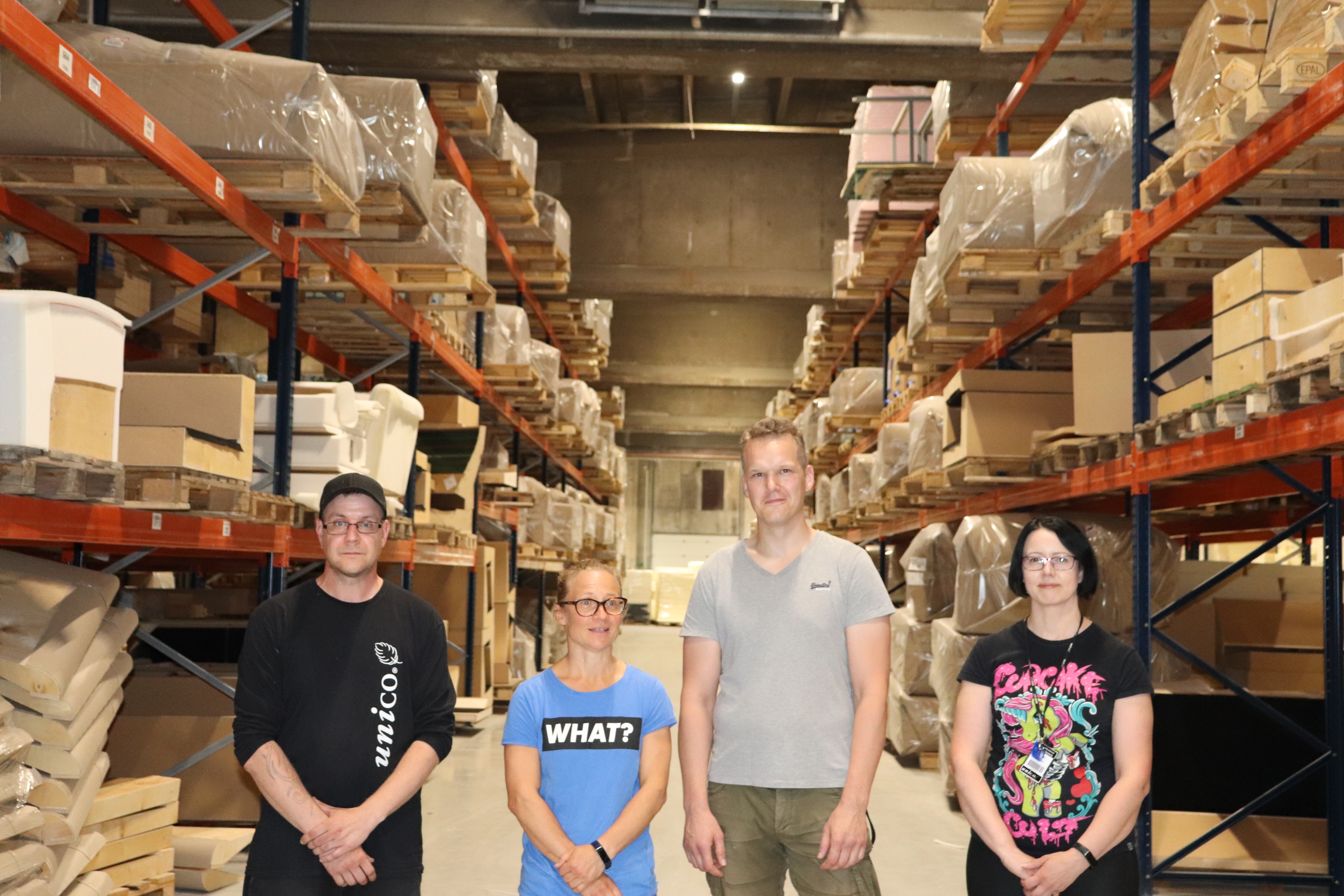 Unicolle rekrykoulutuksen kautta työllistyneet työntekijät yhteiskuvassa yrityksen tiloissa.