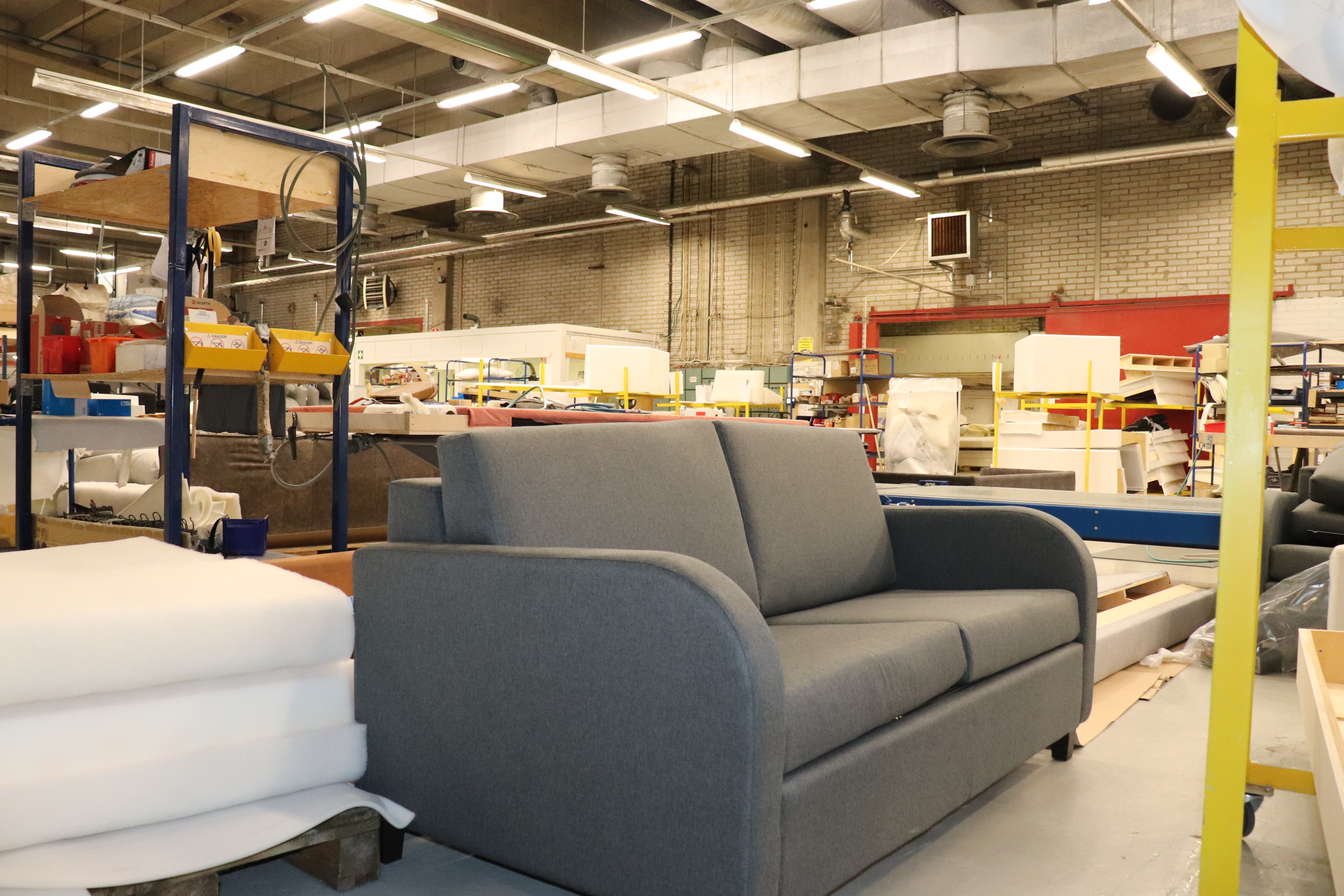 Valmis sohva yrityksen tuotantotiloissa.