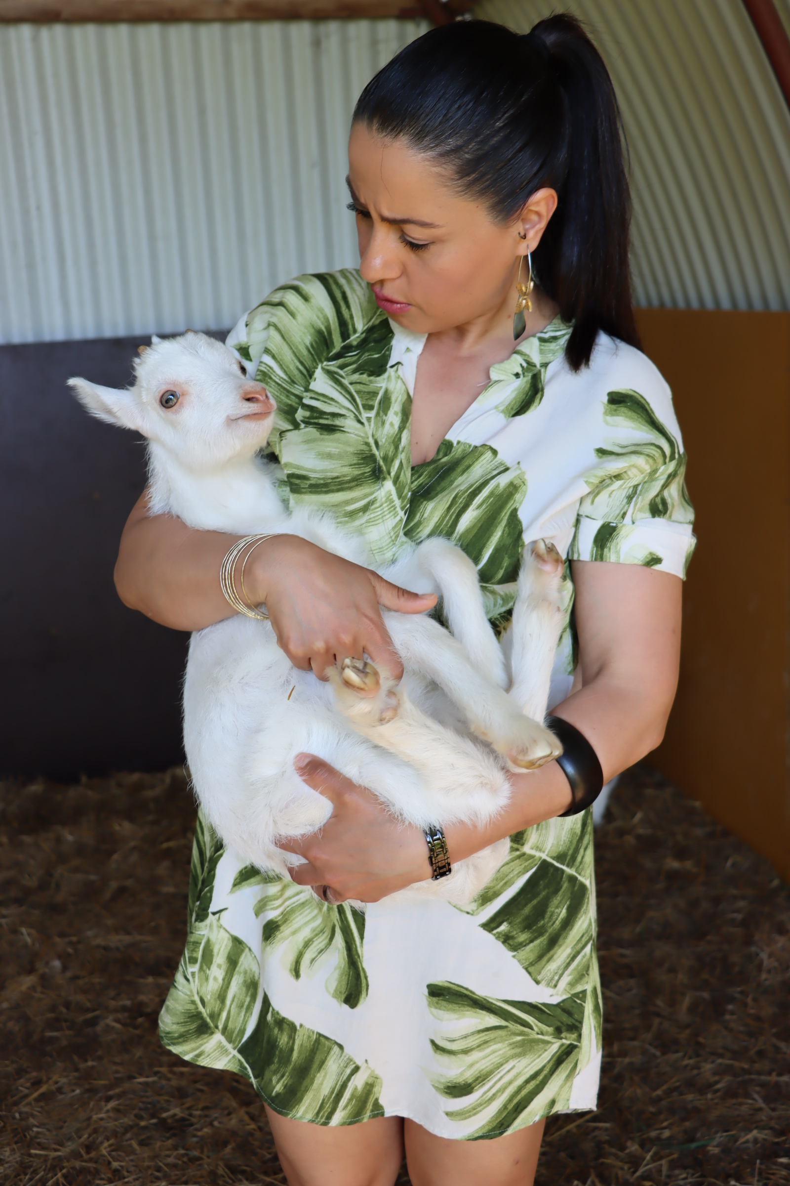 Shirin Namiq pitelee sylissään pientä kiliä.