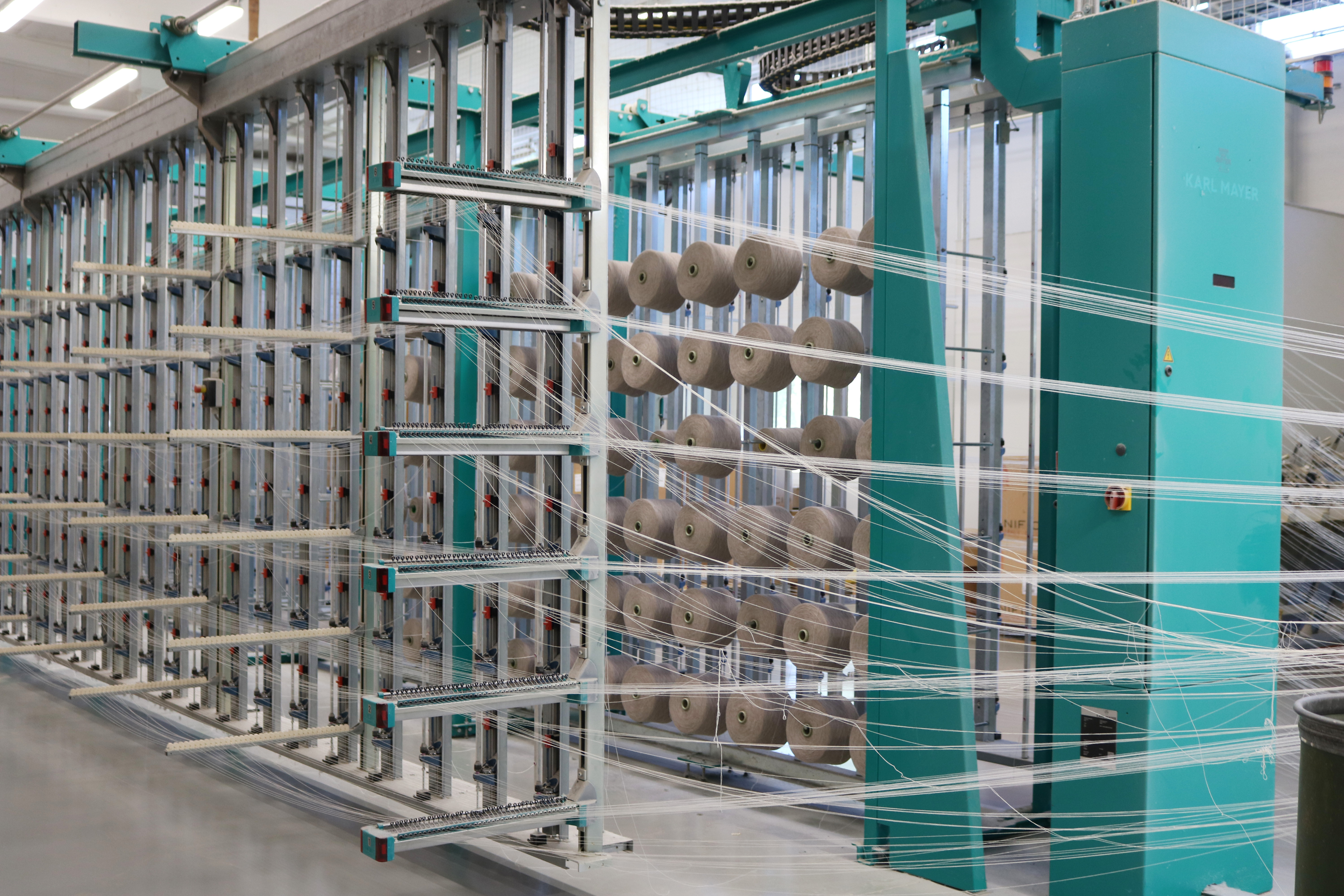 Lapuan Kankureiden iso työkone, jossa paljon lankoja.