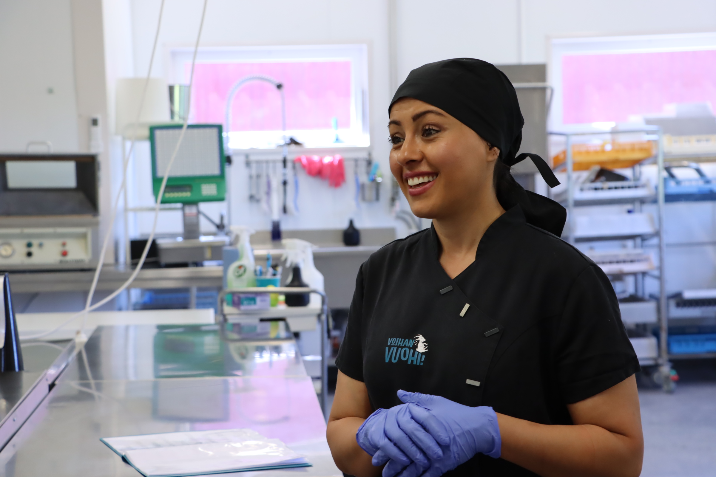 Yrityksen toimitusjohtaja Shirin Namiq käytännön meijerityössä.