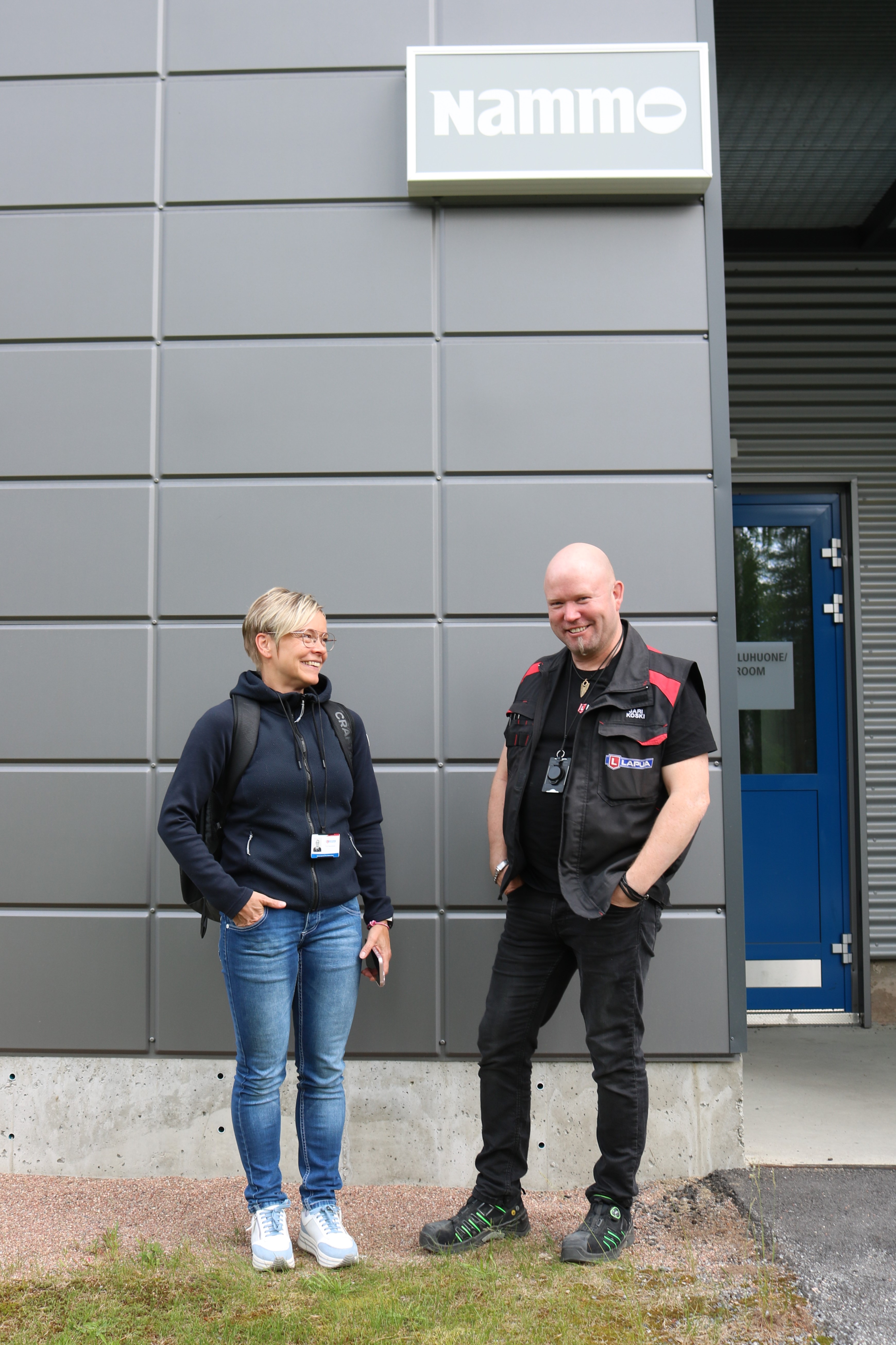 Pystykuva Outi Maunukselasta ja Jari Koskesta Nammo Lapuan tehtaan edustalla.