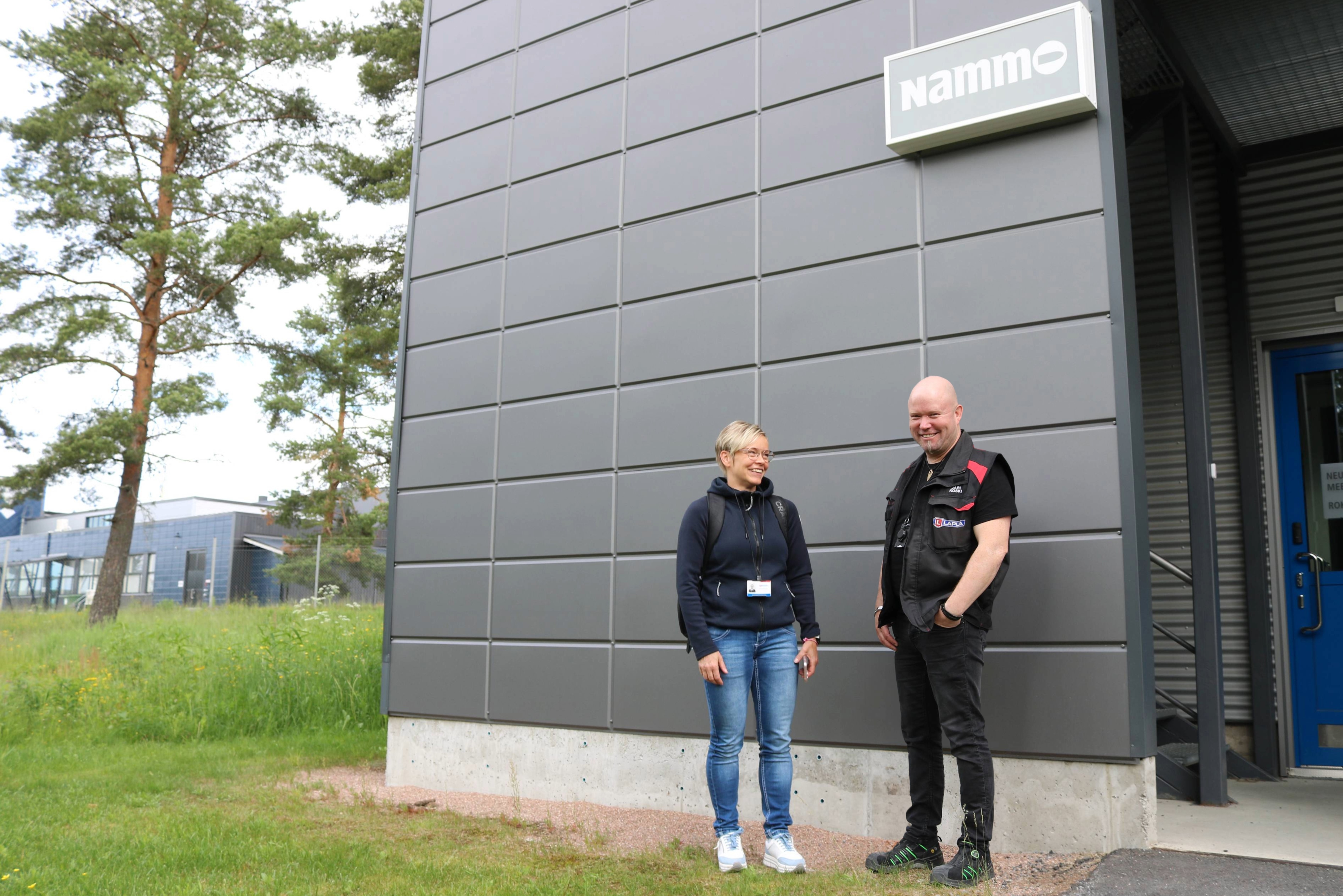 Vaakakuva Outi Maunukselasta ja Jari Koskesta Nammo Lapuan tehtaan edustalla.