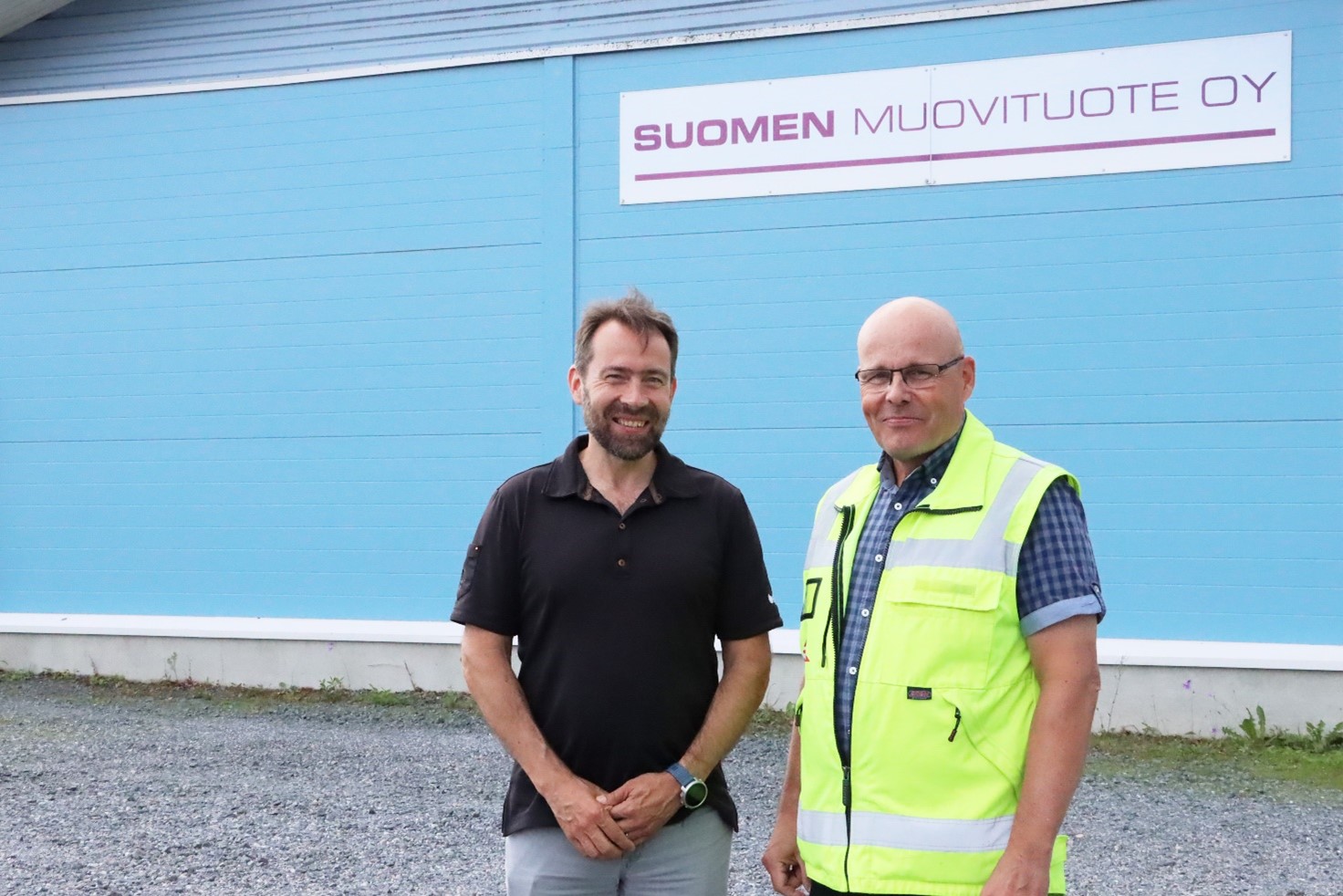 Juha Palonen ja Sauli Muotio seisomassa Suomen Muovituote Oy:n tehtaan edessä.