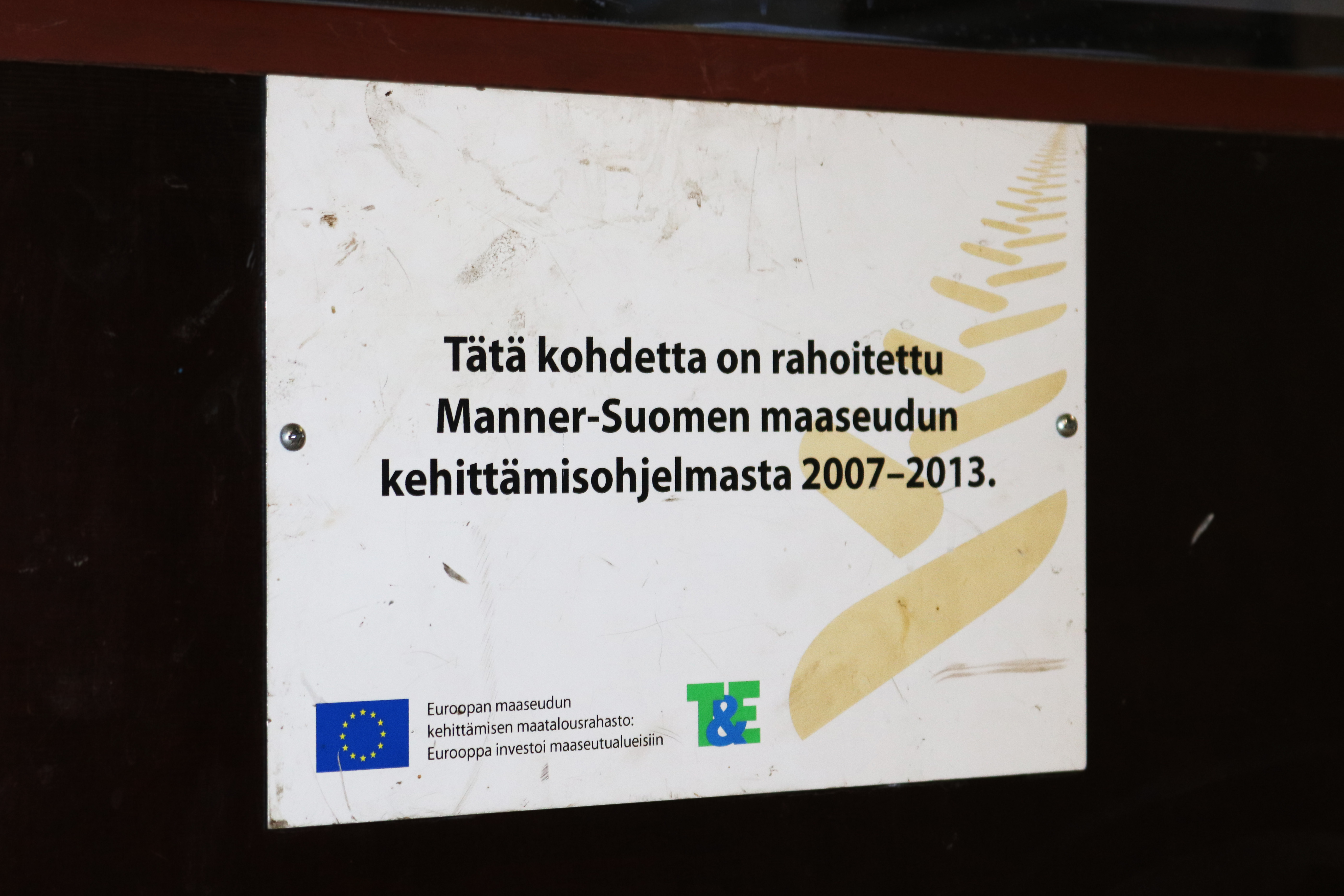 Laatta, jossa lukee: "Tätä kohdetta on rahoitettu Manner-Suomen maaseudun kehittämisohjelmasta 2007-2013. Euroopan maaseudun maatalousrahasto.