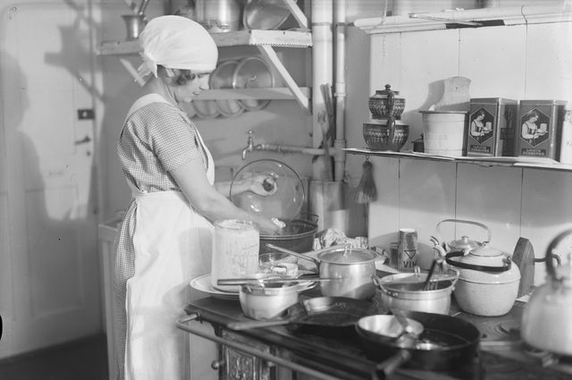 Kuvituskuva: Kotiapulainen laitaa ruokaa 1931