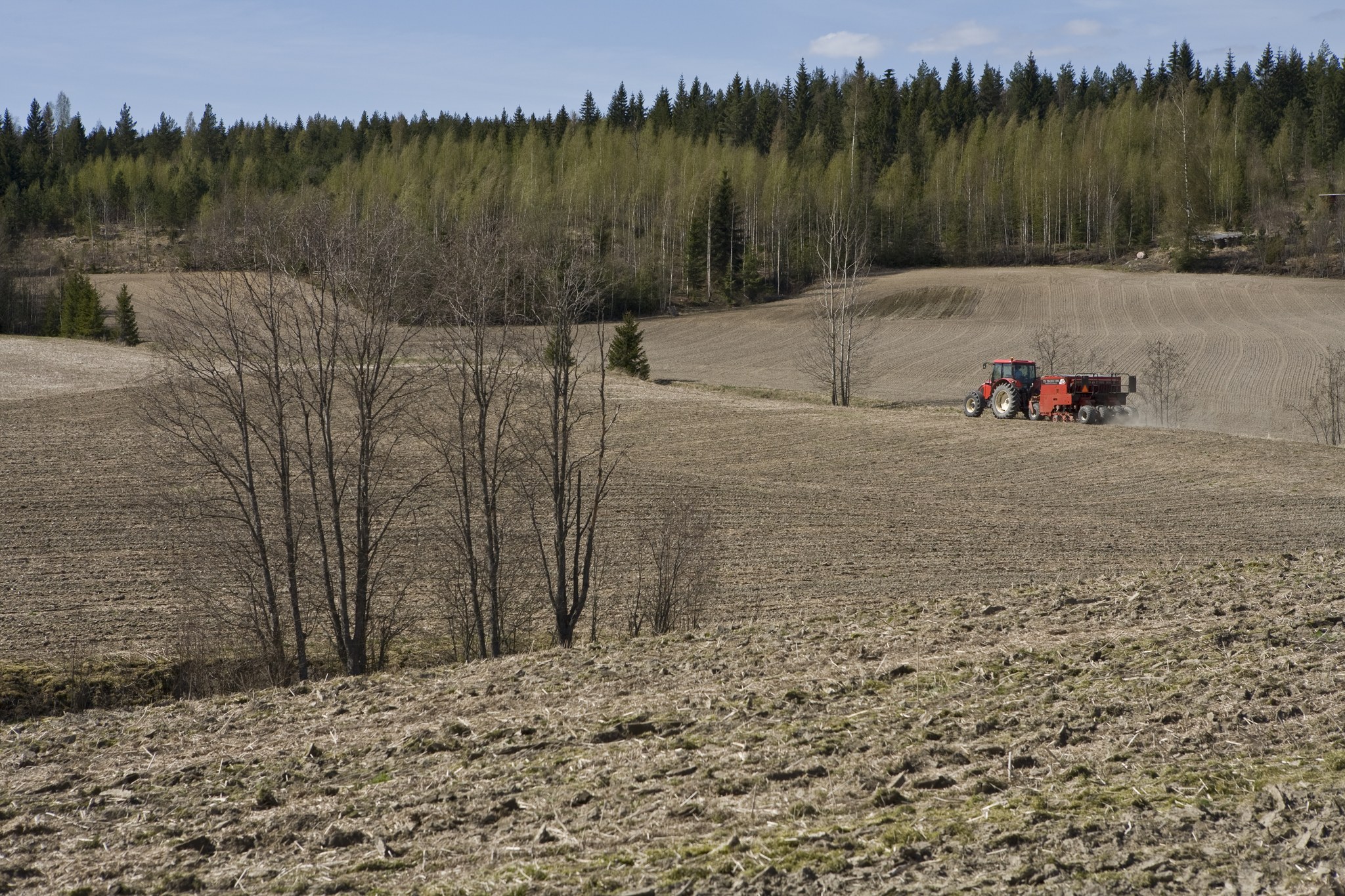 Traktori pellolla. Kuva: Yrjö Tuunanen, Maaseutuverkosto