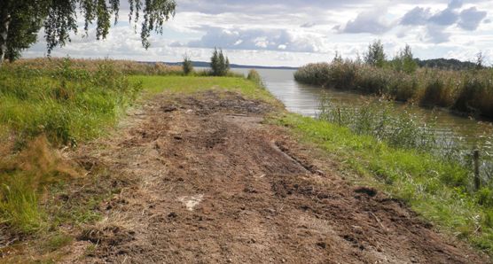 Ruo'on lastauksessa pehmentynyt maa voi pettää koneiden alla ja raskas kuljetuskalustokin jättää jälkiä lastauspaikalle.