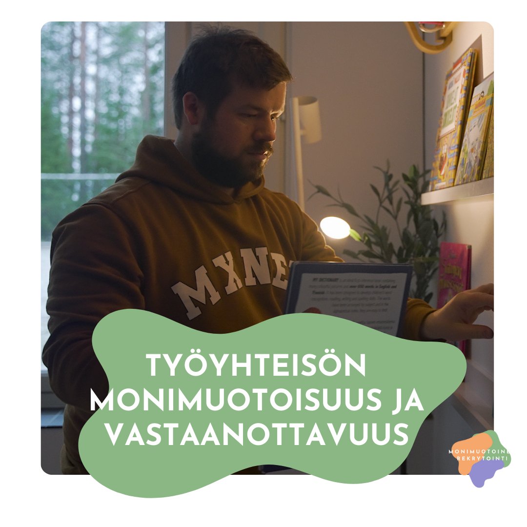 Kuvassa ihminen, joka laittaa kirjaa kirjahyllyyn, taustalla näkyy viherkasvi, lamppu ja ikkunaa. Etualalla vihreän muodon päällä teksti: työyhteisön monimuotoisuus ja vastaanottavuus. Oikealla alhaalla hankkeen logo.