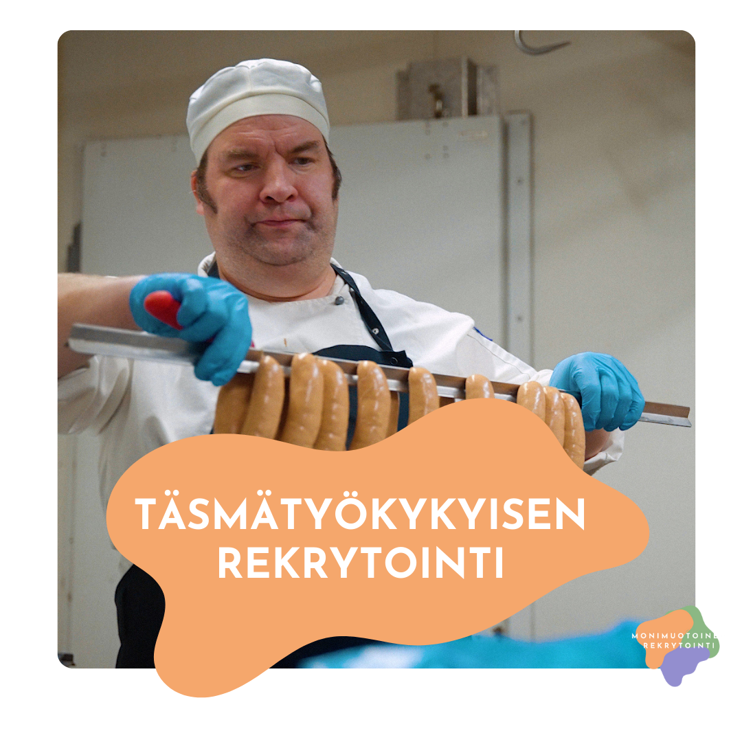 Kuvassa työntekijä suojavarustuksessa pitelemässä makkaratankoa käsissään. Taustalla valkoinen seinä.. Etualalla oranssin muodon päällä teksti: täsmätyökykyisen rekrytointi. Oikealla alhaalla hankkeen logo.